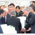 高橋克典（中央）は棺を担ぎ、涙を見せた（Ｃ）日刊ゲンダイ