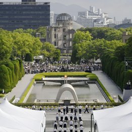 広島原爆の日、原爆投下から80年の平和記念式典、奥は原爆ドーム（Ｃ）共同通信社