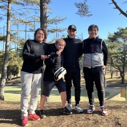 城彰二さん（右端）とはコンペだけでなく、プライベートでもラウンドする間柄（提供写真）