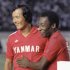 1984年8月の引退試合に元ブラジル代表のペレも駆けつけた（Ｃ）共同通信社
