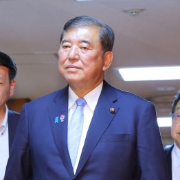 両院議員総会に向かう石破首相（Ｃ）日刊ゲンダイ