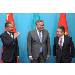 2022年中央アジア会議で並んだ（左から）中国、カザフスタン、キルギスの3外相。日本人と似た風貌を言えよう（Ｃ）Sputnik／共同通信イメージズ