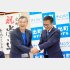 高岡市長選で当選した出町譲さん（右）と／（提供写真）