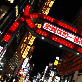 深夜の繁華街の巡回は、ずっと歩き回る（Ｃ）日刊ゲンダイ