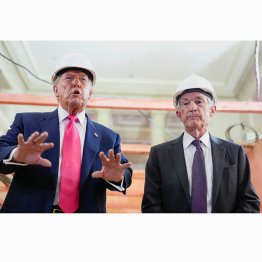 難クセをつけられ（FRBのパウエル議長＝右）／（Ｃ）ロイター