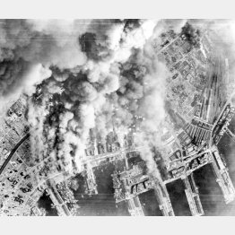 米軍21爆撃軍団の戦略爆撃機B29の爆撃で黒煙を上げる神戸港（1945＝昭和20＝年6月、米陸軍航空隊撮影）（Ｃ）ＡＣＭＥ／共同通信社