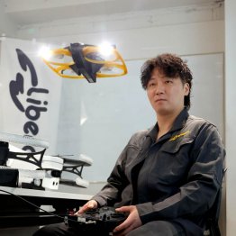 開発したドローンIBIS2を操作するリベラウェアの閔弘圭CEO（Ｃ）日刊ゲンダイ
