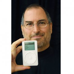「iPod」を手に笑顔のアップル社のスティーブ・ジョブズCEO＝2001年（Ｃ）ロイター＝共同