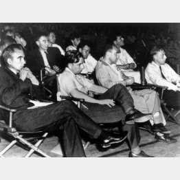 マンハッタン計画で議論するオッペンハイマー（2段目のスーツ姿の男性）ら米国有数の科学者たち（1945＝昭和20＝年）　（Ｃ）SCIENCE PHOTO LIBRARY／共同通信イメージズ