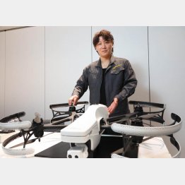 鉄道環境向けの点検ソリューション「Project SPARROW」用ドローン試作機（リベラウェアCEOの閔弘圭氏）／（Ｃ）日刊ゲンダイ