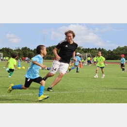 初日のサッカー教室で子どもたちを指導する岡野さん（写真提供＝Village AI）