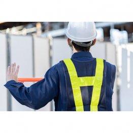 建設現場は大量の資材が運び込まれ…