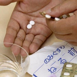 体温上昇時に薬を飲むと…（Ｃ）日刊ゲンダイ