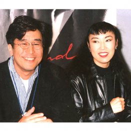 「松任谷」になってからセールスは伸び悩んだ（左は夫の正隆氏）（Ｃ）日刊ゲンダイ