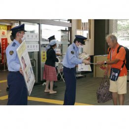 2018年に行方不明になった仏女性ベロン・ティフェヌ・マリー・アリックスさんの捜索は、今も続けられている（情報提供を呼びかける栃木県警の警察官ら＝2024年撮影）／（Ｃ）共同通信社