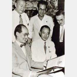 海軍のウラン爆弾開発グループにいた湯川秀樹。ノーベル賞物理学賞受賞後に帰国した当時（前列左、＝提供写真）