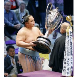名古屋場所で優勝、賜杯を受け取る琴勝峰（Ｃ）共同通信社