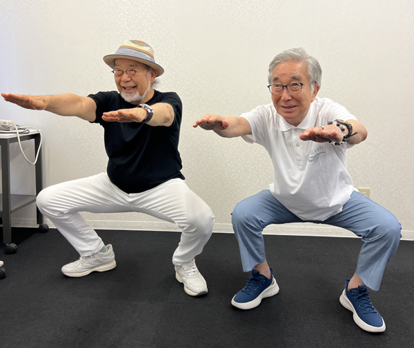 大村崑（右）とスクワットをやる筆者（本人提供）