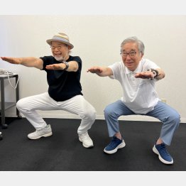 大村崑（右）とスクワットをやる筆者（本人提供）