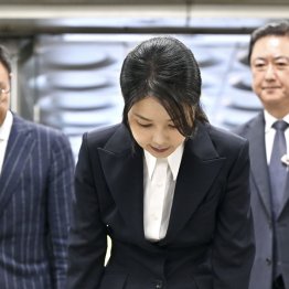 旧統一教会から高級バッグや貴金属を受領していた容疑で逮捕状（ソウル中央地裁に出頭し、報道陣に一礼する尹錫悦前大統領の妻・金建希氏）／（Ｃ）共同通信社