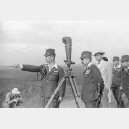 観測鏡を覗く東條英機首相（1943＝昭和18＝年7月11日、マレー半島）／（Ｃ）共同通信社