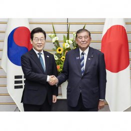 外交日程詰め込み延命（日韓首脳会談、李在明大統領＝左）／（Ｃ）共同通信社