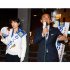 奥本有里・新宿区都議＝左、応援演説をする国民民主・玉木雄一郎代表（Ｃ）日刊ゲンダイ