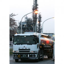 「年間1兆円が財源不足になるから新税を」と言いながら、「年間2・5兆円の補助金はOK」というのは辻褄が合わない（Ｃ）日刊ゲンダイ