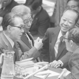 委員長（右）とともに、答弁を協議する（左から）三木武夫首相、井出一太郎官房長官、宮沢喜一外相（Ｃ）共同通信社