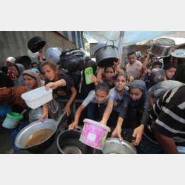 救援物資に集まるガザの子どもたち（Ｃ）ロイター＝共同