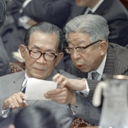 三木武夫首相（左）に答弁メモを手渡す井出一太郎官房長官（Ｃ）共同通信社