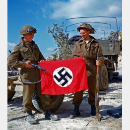 捕獲したナチス旗を広げるカナダ兵（1944＝昭和19＝年）／（Ｃ）World History Archive／ニューズコム／共同通信イメージズ