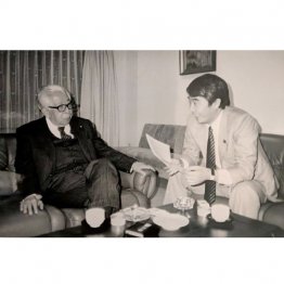 井出一太郎と筆者（右、＝提供写真）