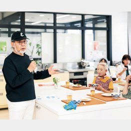 健康や長生きのための習慣を提案する筆者（「鎌田式 長生き食事術」アスコムから）