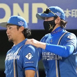 これまで5完投のエース伊藤大海（左）と新庄監督（Ｃ）共同通信社