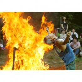 「ダンス白州」で舞踏を披露する田中泯（2006年9月）＝山梨県北杜市（撮影）有吉叔裕／（Ｃ）共同通信社