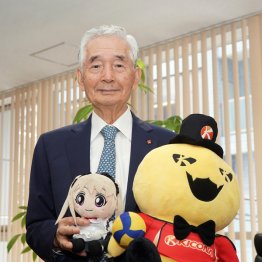 グループキャラクターのバトラーくん（右）とアカリちゃん（Ｃ）日刊ゲンダイ