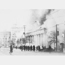 敗戦の年、東京大空襲で炎上する数寄屋橋付近。中央は安田銀行支店、左端は日劇（1945＝昭和20＝年1月27日）／（Ｃ）共同通信社