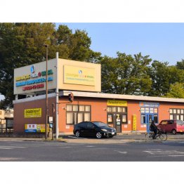 町中のいたるところに外国語が見られる（Ｃ）日刊ゲンダイ