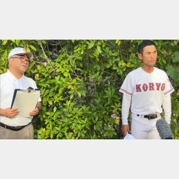 質問に答える松本新監督（提供写真）