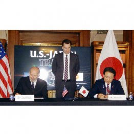 日米関税合意に関する文書に署名する赤沢経済再生相（右）とラトニック米商務長官（Ｃ）共同通信社