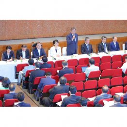 ジ・エンドは石破首相だけじゃない（自民党両院議員総会で発言する石破首相）／（Ｃ）日刊ゲンダイ