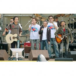 つま恋野外コンサートで熱唱する吉田拓郎（左端）とかぐや姫（南こうせつ＝右端）／（Ｃ）共同通信社