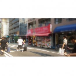 大坂・島之内の中国系ドラッグストア（提供）筆者