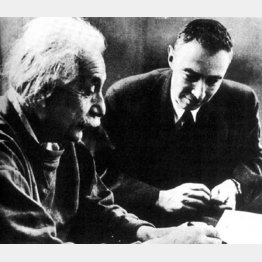 アインシュタインとオッペンハイマー（Ｃ）World History Archive／ニューズコム／共同通信イメージズ
