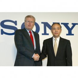 就任記者会見するソニーのハワード・ストリンガー会長（左）と中鉢良治社長＝2005年6月（Ｃ）日刊ゲンダイ