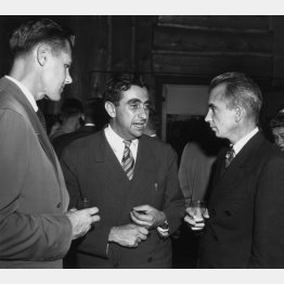 初の原子爆弾開発研究の1日を終え、一息ついている「水素爆弾の父」と言われたエドワード・テラー（中央）とロスアラモス研究所の科学者たち（Ｃ）LOS ALAMOS NATIONAL LABORATORY／SCIENCE PHOTO LIBRARY／共同イメージズ