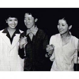 『夢千代日記』を演じた1980年代の吉永小百合（右）。栗原小巻（左）らと（Ｃ）新華社／共同通信イメージズ