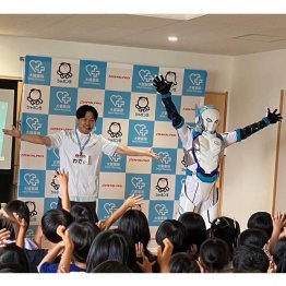 “薬育”のために生み出されたヒーロー（提供写真）