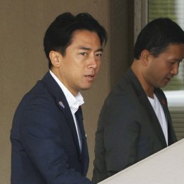 「どちらの立場かと言うことは言わない」というのが“戦略”とは…（地元の支援者との会合に向かう小泉農相=左）／（Ｃ）共同通信社